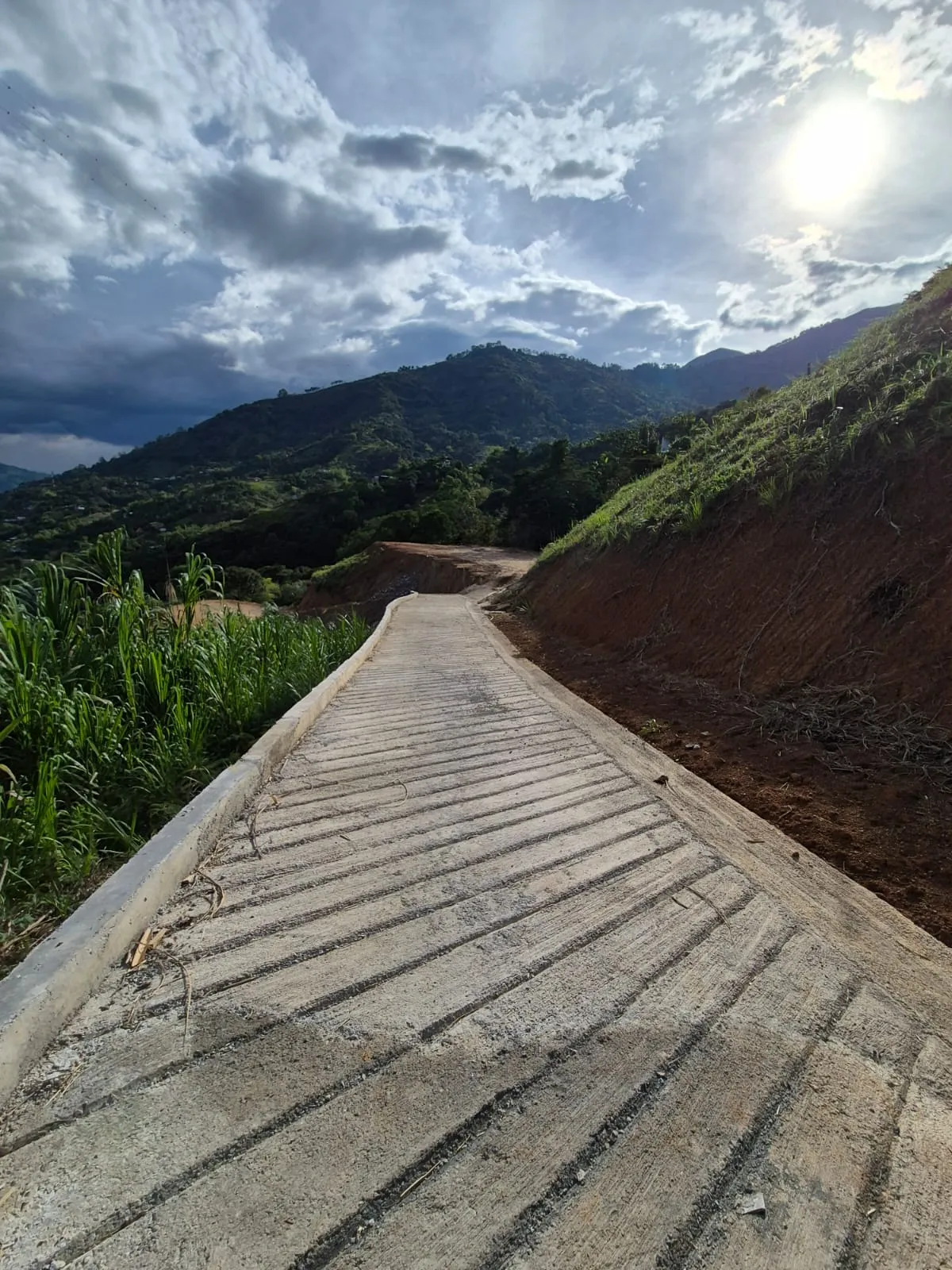 Vía de acceso entre montañas